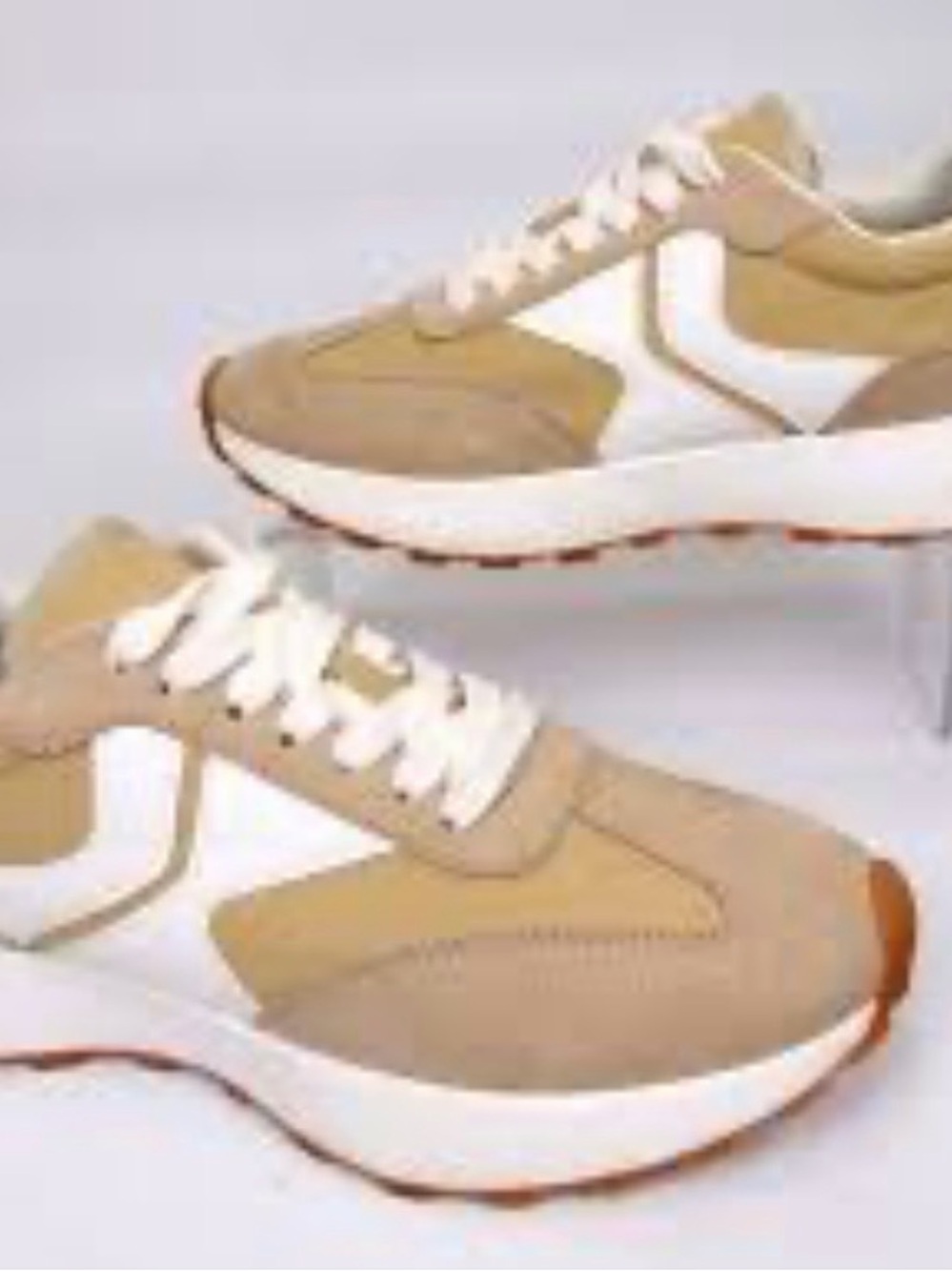 Steve Madden Escapade women’s Beige and White Casual Sneakers